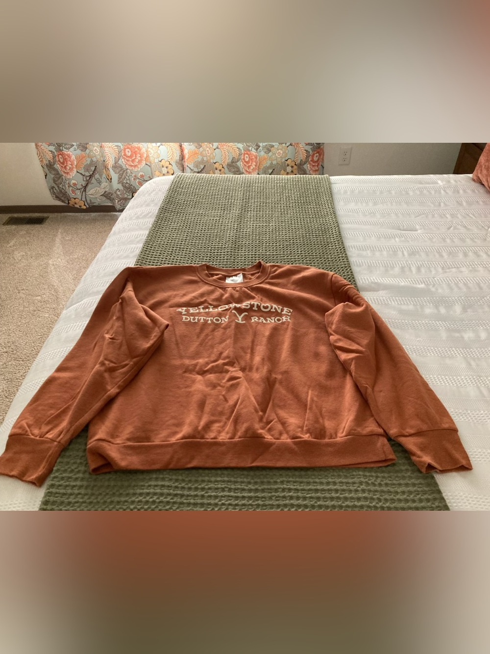 Women burnt Orange cream graphic Yellowstone Dutton ranch crewneck sweatshirt m